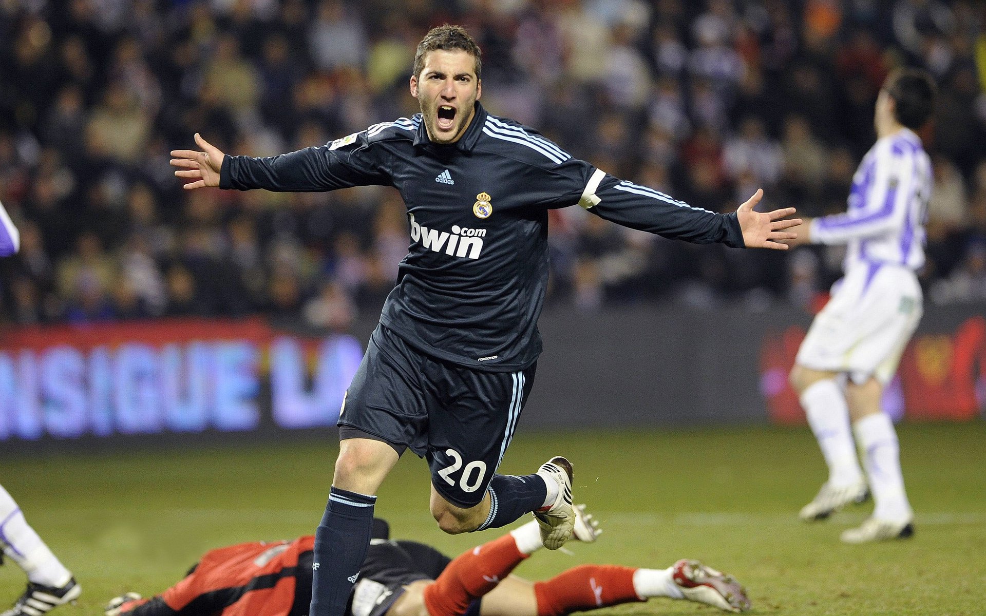 墨西哥骑手安德烈斯·阿兹卡拉加在巴黎奥运会上首次亮相，尽管未能晋级，但表现积极。